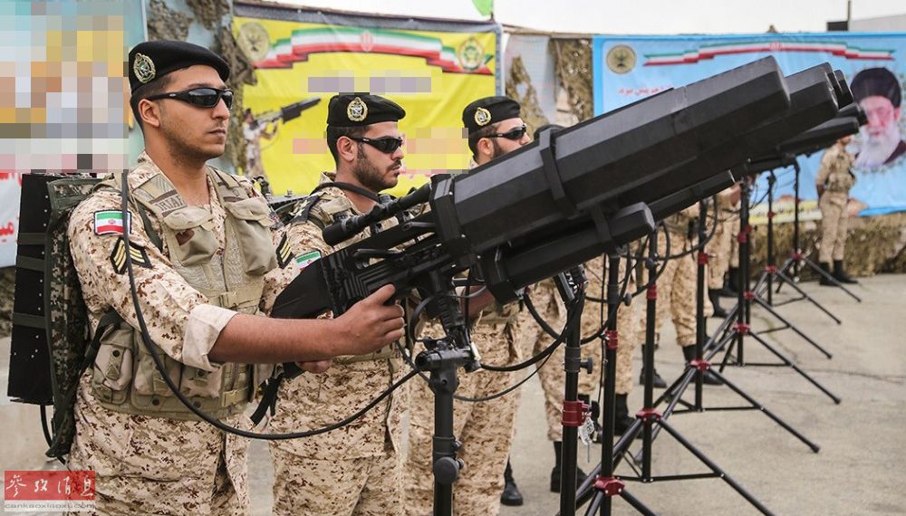 伊朗空军（IRIAF）在建军节上展出的国产单兵无人机电子干扰枪，外形与西方同类产品十分类似，可见士兵背负的电池包，看上去略显单薄。
