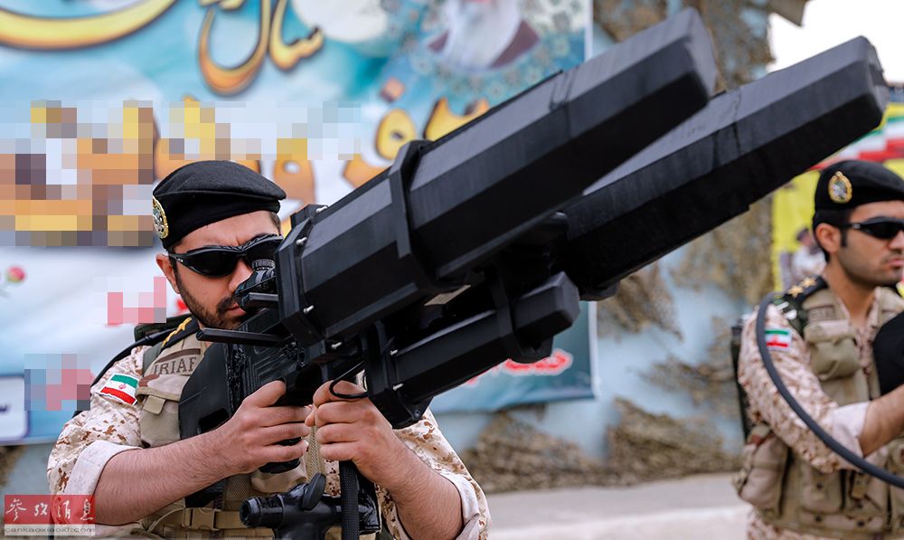 伊朗空军士兵手持国产单兵无人机电子干扰枪特写照。