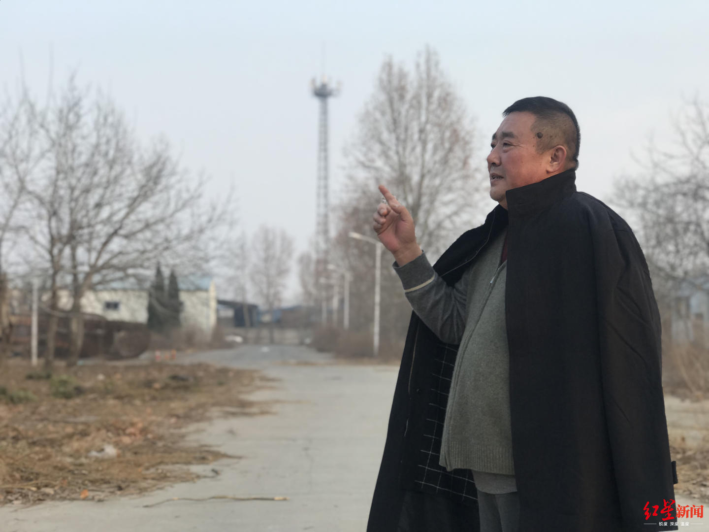 ▲ 满增志站在破败的企业前