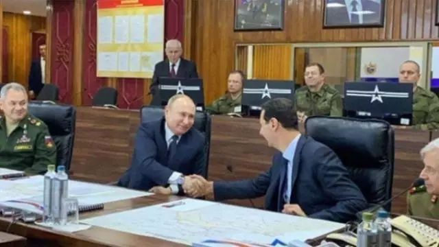 普京突访叙利亚 在俄军事基地会见叙利亚总统