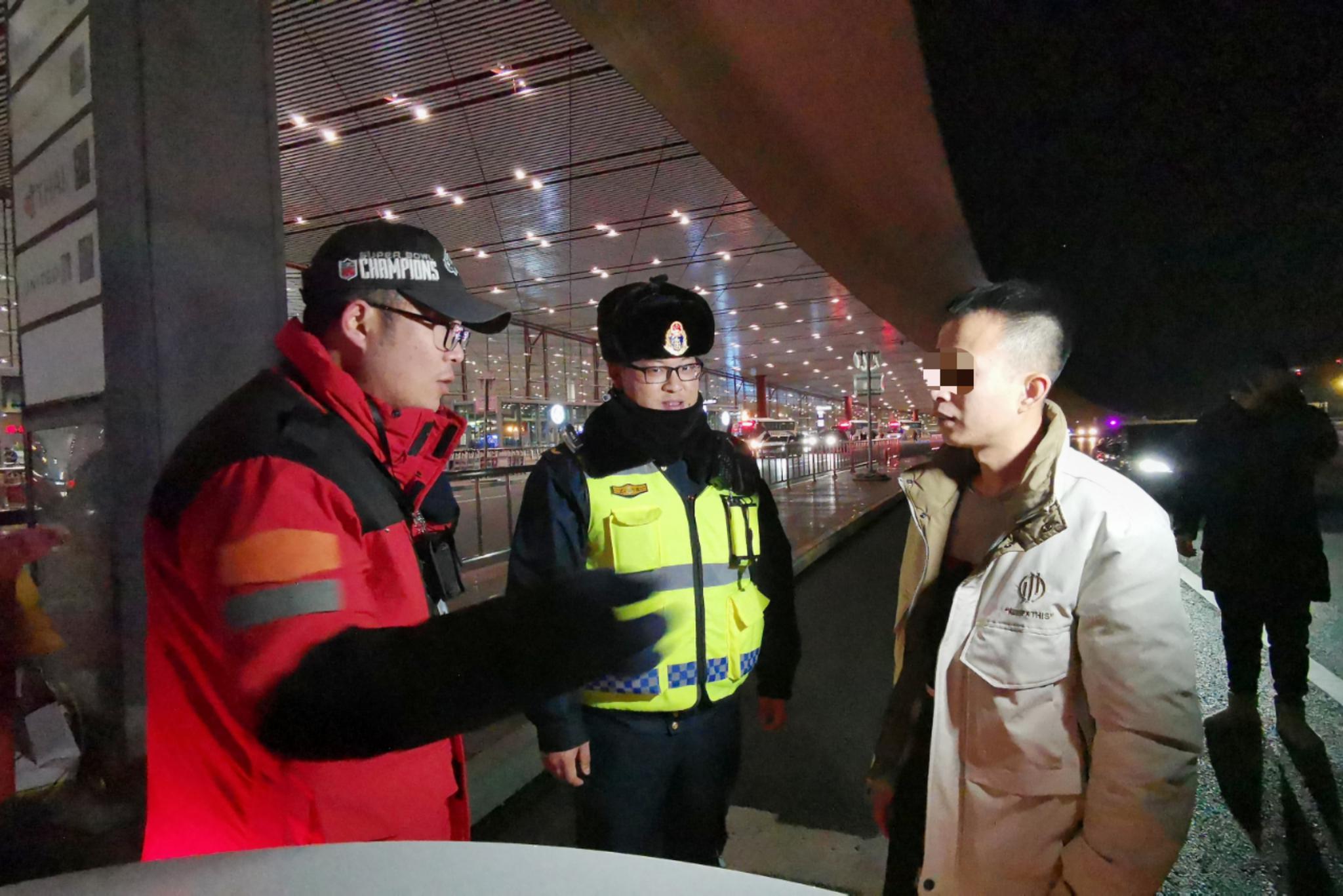 昨天晚上，北京市交通执法总队首都机场大队在首都机场T3航站楼前查获了两辆黑车。新京报记者 裴剑飞 摄