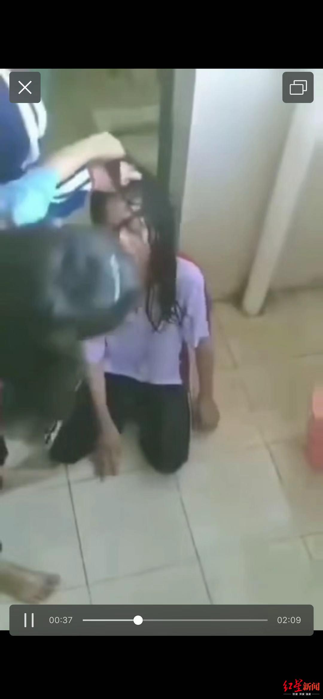 海南小学女生被8名女生殴打:拽头脚踹直接跺背