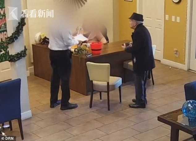 不满家中被水淹 美93岁老头进门两枪打伤物业经