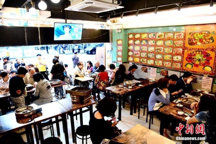 香港深水埗荔枝角道一间餐馆6日凌晨遭2名暴徒投掷汽油弹。7日,不少市民特地到餐馆支持店家,鼓励继续无畏无惧撑警。中新社记者 李志华 摄
