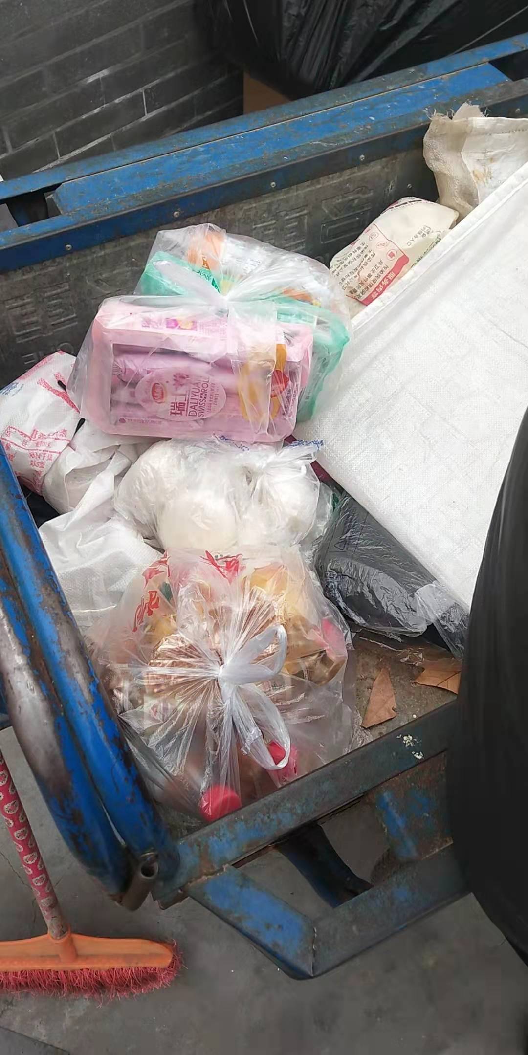 学生们给老人买的食物