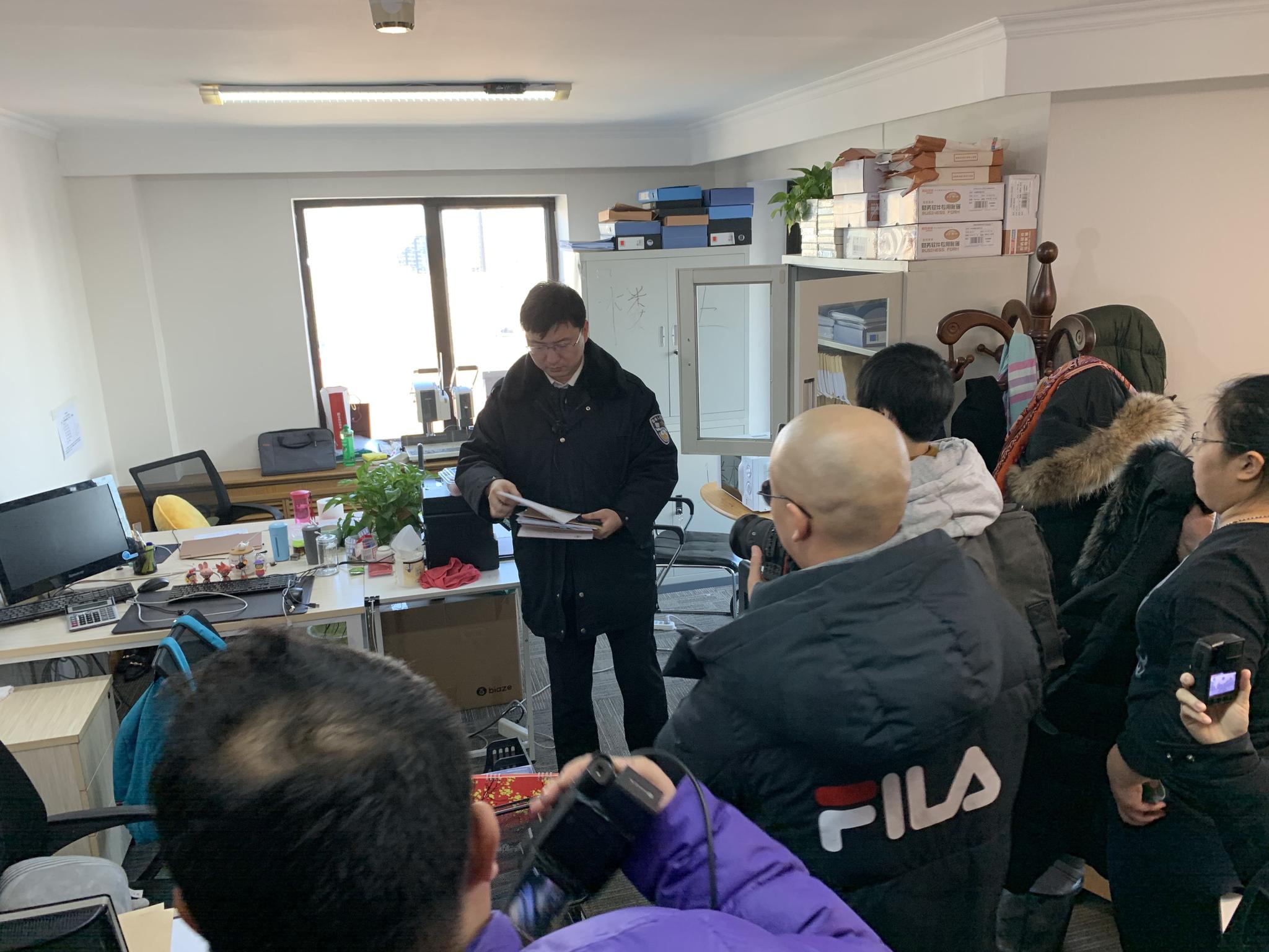 北京飘亮广场欠物业费800余万 法院逐一冻结店铺