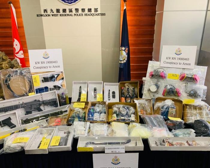 香港警方展示检获的证物。图片来源:香港《星岛日报》/梁国峰 摄