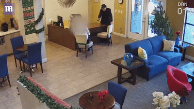 不满家中被水淹 美93岁老头进门两枪打伤物业经