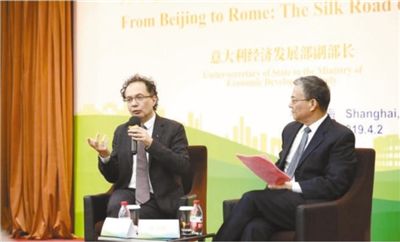 图为2019年4月,米凯莱·杰拉奇(左)在“从北京到罗马:繁荣共赢的丝绸之路”演讲会上发言。 资料图片