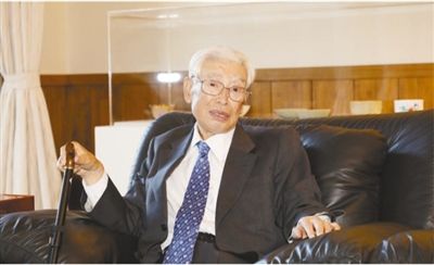 图为2019年10月,新田嘉一接受记者采访。 本报记者 刘军国摄