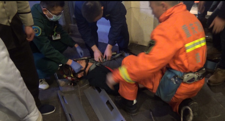 涪陵区消防队员救援电梯中被困人员。