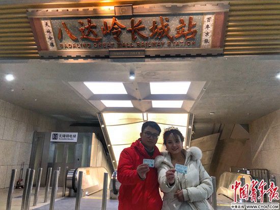 京张高铁正式通车那天,在工房举行简朴而温馨的婚礼后,中铁五局工程师胡维和妻子肖雅萍走进由他们参与建设的八达岭长城站,坐上了特殊的“婚车”——复兴号高铁。许亚杰/摄