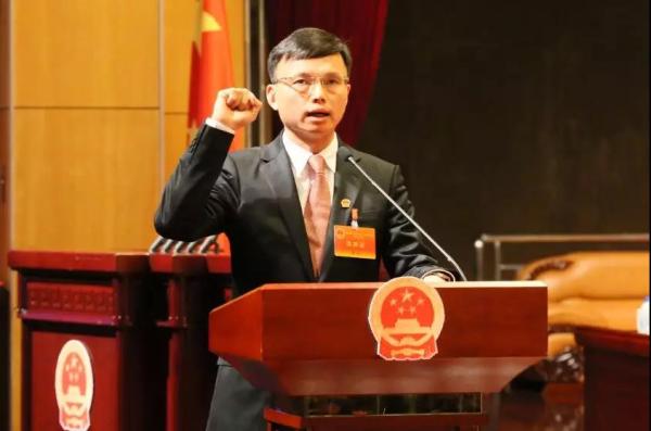 大会举行宪法宣誓仪式，缪京庄严向宪法宣誓