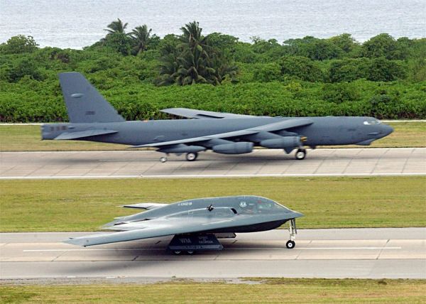 资料图片:美空军B-52H与B-2轰击准备从迪戈加西亚岛基地起飞。(美空军官网)