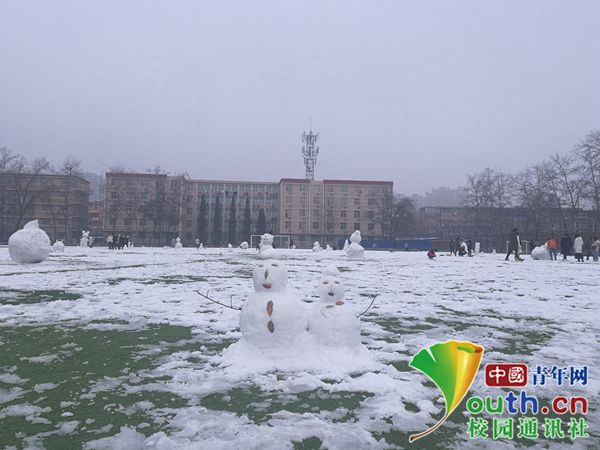 　图为河北大学学生堆的雪人。河北大学供图