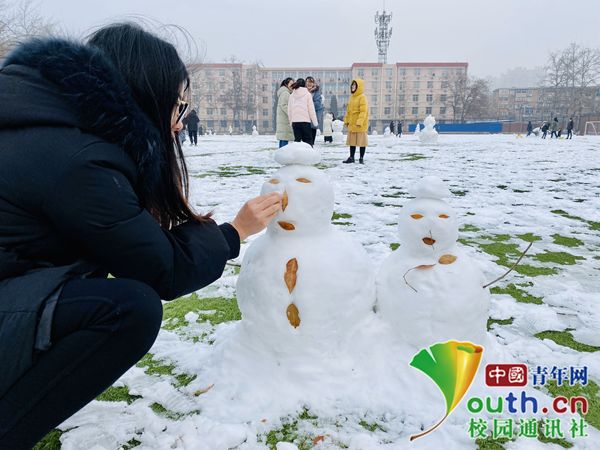 图为河北大学学生堆的雪人。河北大学供图
