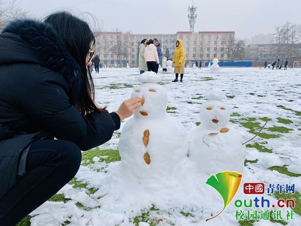 　图为河北大学学生堆的雪人。河北大学供图