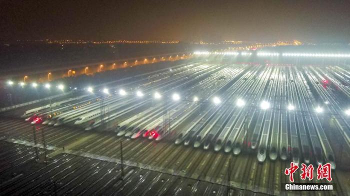 1月9日凌晨，在武汉动车段经过检修、保温作业的动车组蓄势待发，迎接即将开始的2020年春运。 中新社记者 郑子颜 摄