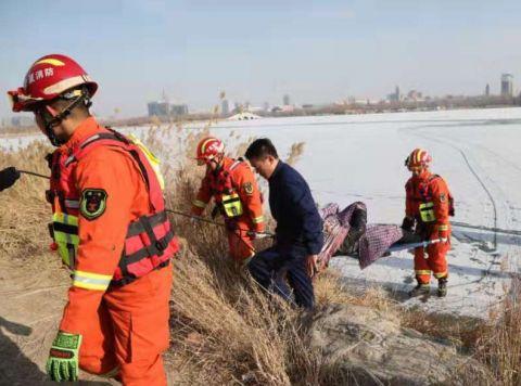 银川3男子凌晨横穿湖面遭冰面坍塌落水，两天后被发现身亡