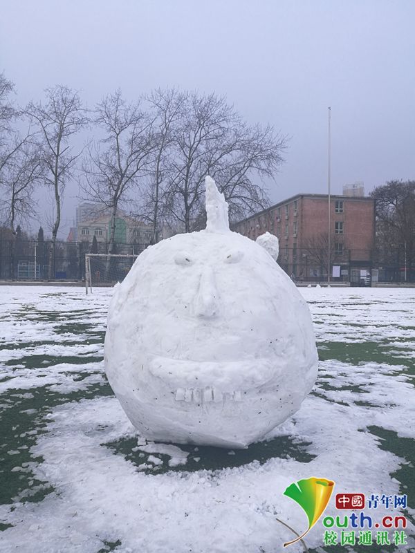 　图为河北大学学生堆的雪人。河北大学供图