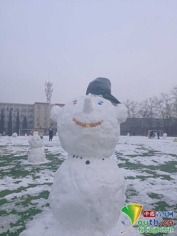 　图为河北大学学生堆的雪人。河北大学供图