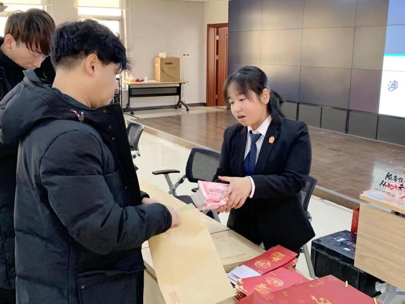 发放案款现场。朝阳法院供图