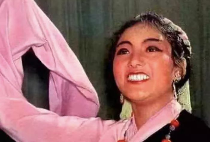 韩红母亲: 疫情之下,49岁韩红败光上亿家产:我们都欠韩红一个道歉! 疫情之下,49岁韩红败光上亿家产:我们都欠韩红一个道歉!