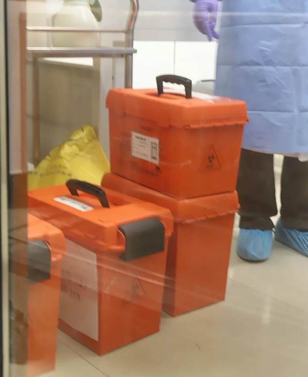 上海市疾控中心病原检测团队将样本送到国家疾控中心。