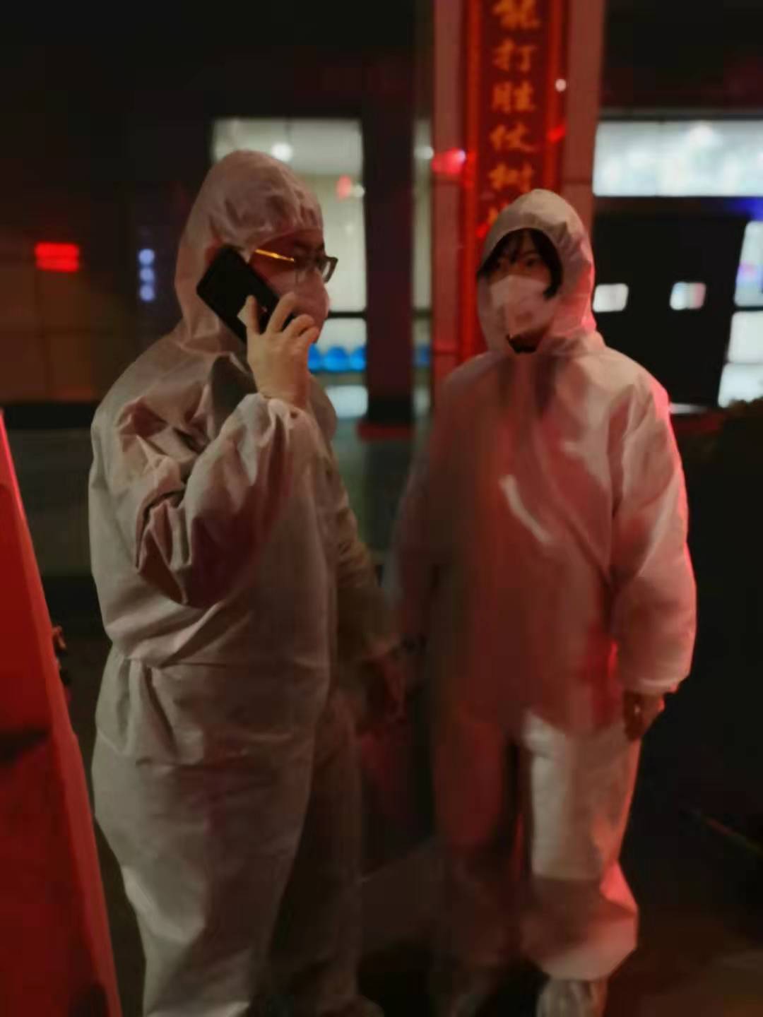  吕茵茵与同事执行转运发热病人任务