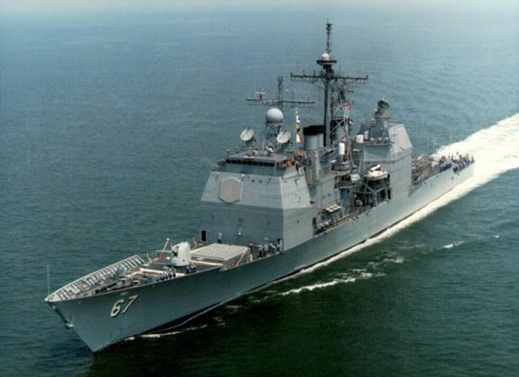 穿越台湾海峡的美国军舰为提康德罗加级导弹巡洋舰“夏洛” 号（@CNN）