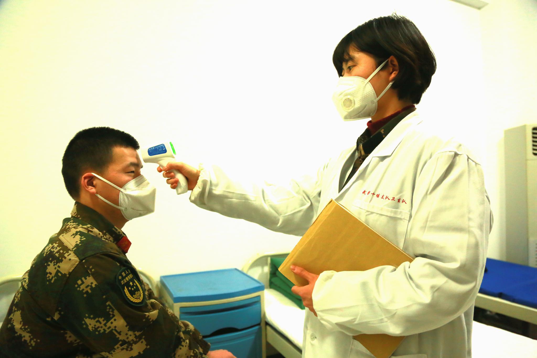  吕茵茵在为战士测量体温