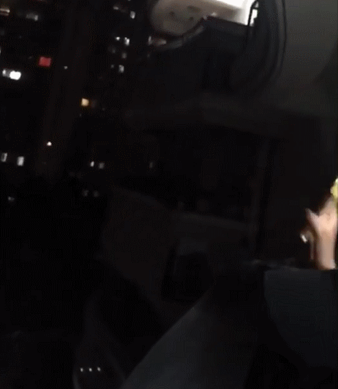 小伙阳台开“个唱”整个小区都沸腾了！ 已被叫
