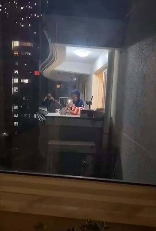 小伙阳台开“个唱”整个小区都沸腾了！ 已被叫