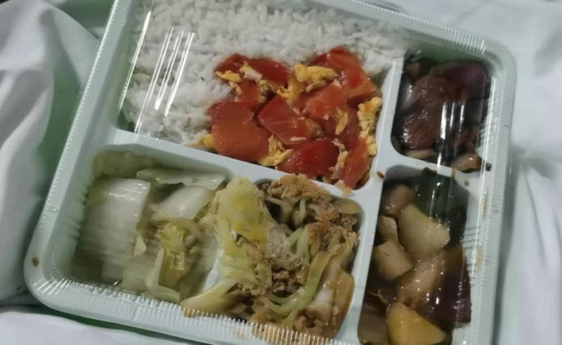 夏女士能将盒饭里的饭菜全部吃完。 本文图片均由夏女士供图