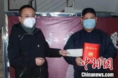 山西65岁退役老兵捐十万元现金助力战“疫”。 郎越远 摄