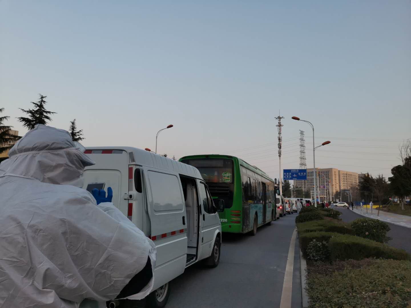 各个街道转运病人的车辆排成长龙