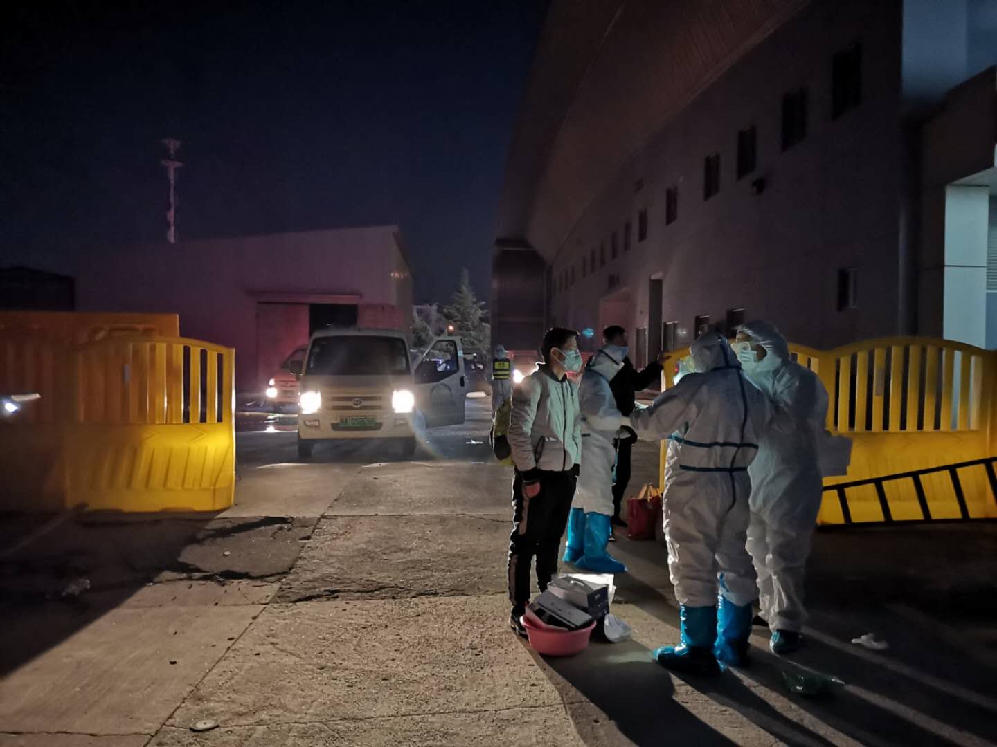  “方舱医院”外 本文配图均为受访者提供