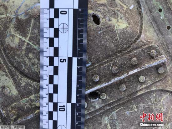 资料图:当地时间1月11日,伊朗军方承认击落乌克兰失事客机,称这是“人为错误”。图为飞机残骸上的弹孔。