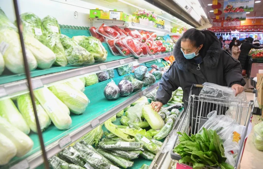 2月5日,消耗者在重庆一家超市内选购蔬菜。新华社记者 王全超 摄