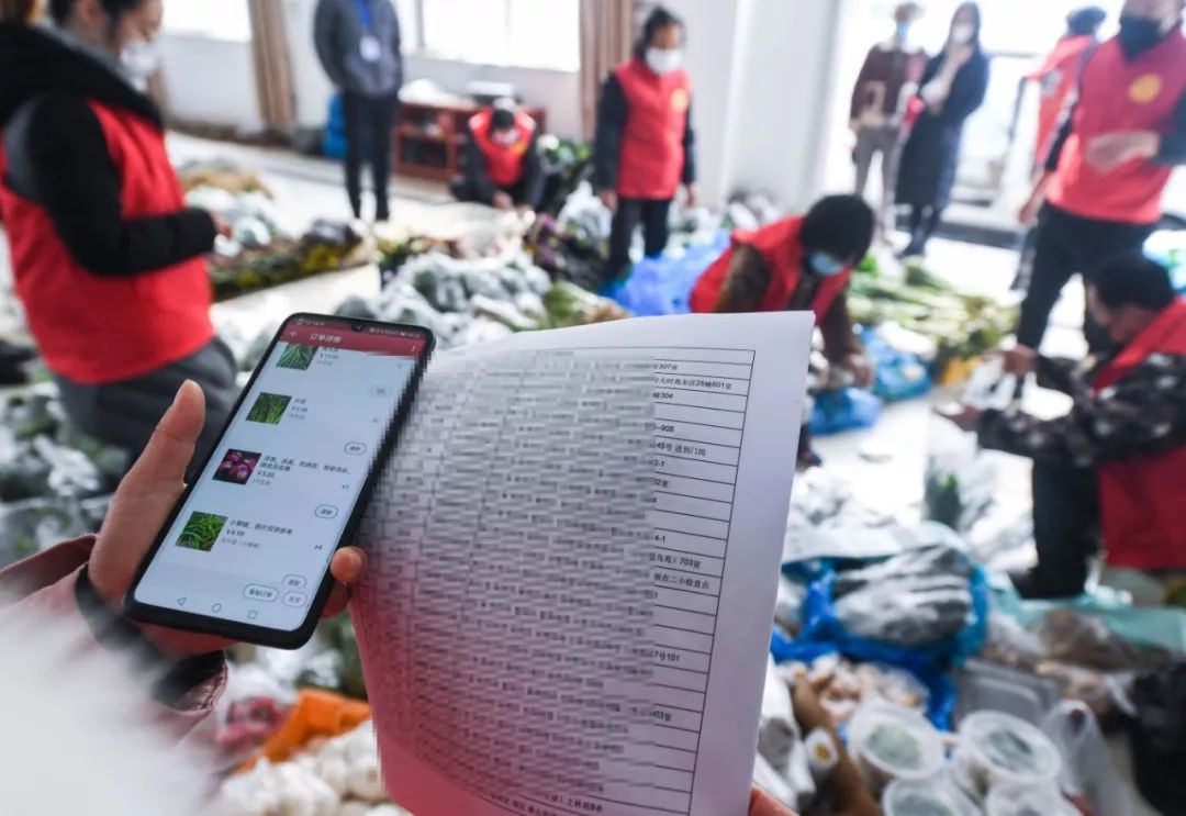2月9日,自愿者在杭州一家农业公司根据网上平台订单预备为本地住民配送各种蔬菜、禽蛋。新华社记者 徐昱 摄