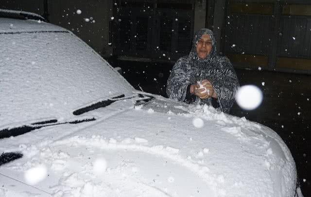 伊拉克狂欢:巴格达十二年首次降雪,全城市民喜笑颜开上街打雪仗