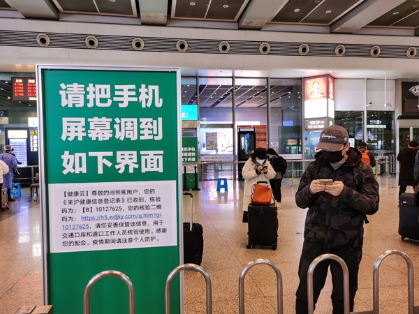 抵上海旅客自制防护服抵挡新冠肺炎病毒(图)