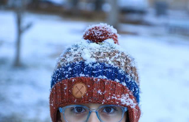 伊拉克狂欢:巴格达十二年首次降雪,全城市民喜笑颜开上街打雪仗