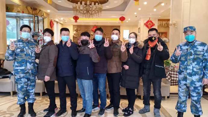 奋战在住地厨房的七武士,令驰援武汉的