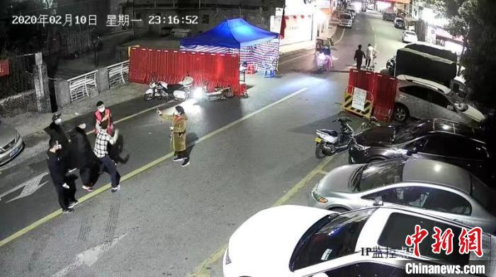 2月10日23时许，一男子在广州市白云区京溪街犀牛角村口拒绝配合防疫检查，与村工作人员发生冲突。 广州警方 供图