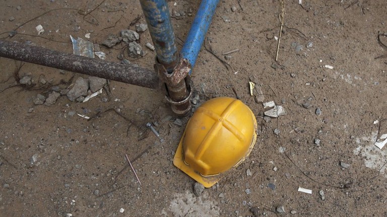 死里逃生 俄罗斯5名工人从9楼跌落仅受轻伤