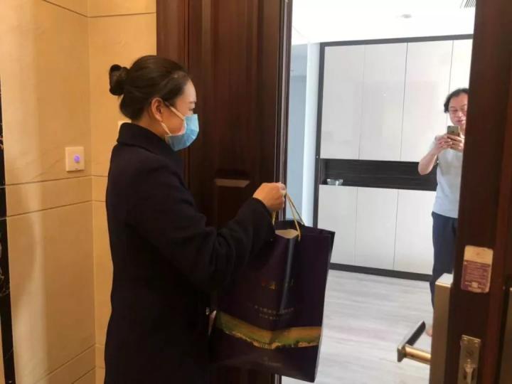 怎么叫别人代取快递 57fe-ipmxpvy6564665.jpg