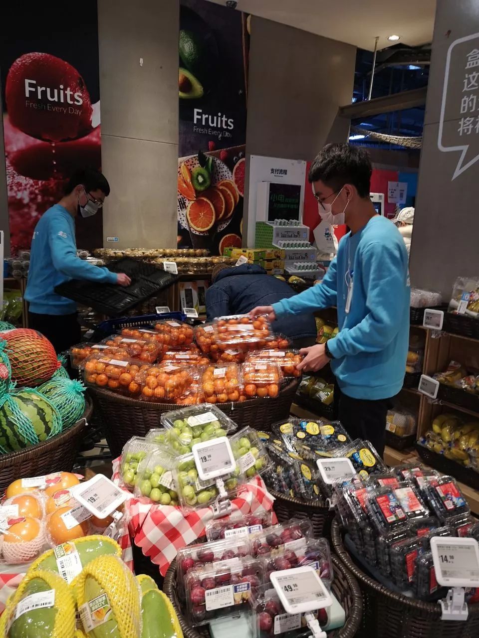 图为北京盒马门店的云海肴、青年餐厅员工上岗