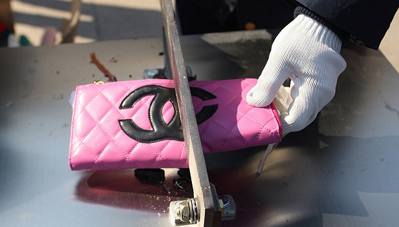 执法部门正在销毁假Chanel手袋。图片来源：Getty Image