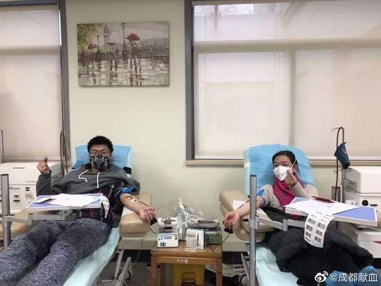 成都市第二人民医院产科主任李文霞和儿子献血